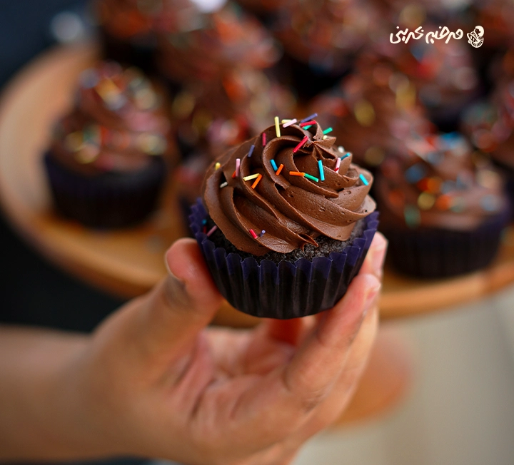 کاپ کیک شکلاتی مرطوب با گاناش فرم گرفته | رسپی حرفه ای کافی شاپی